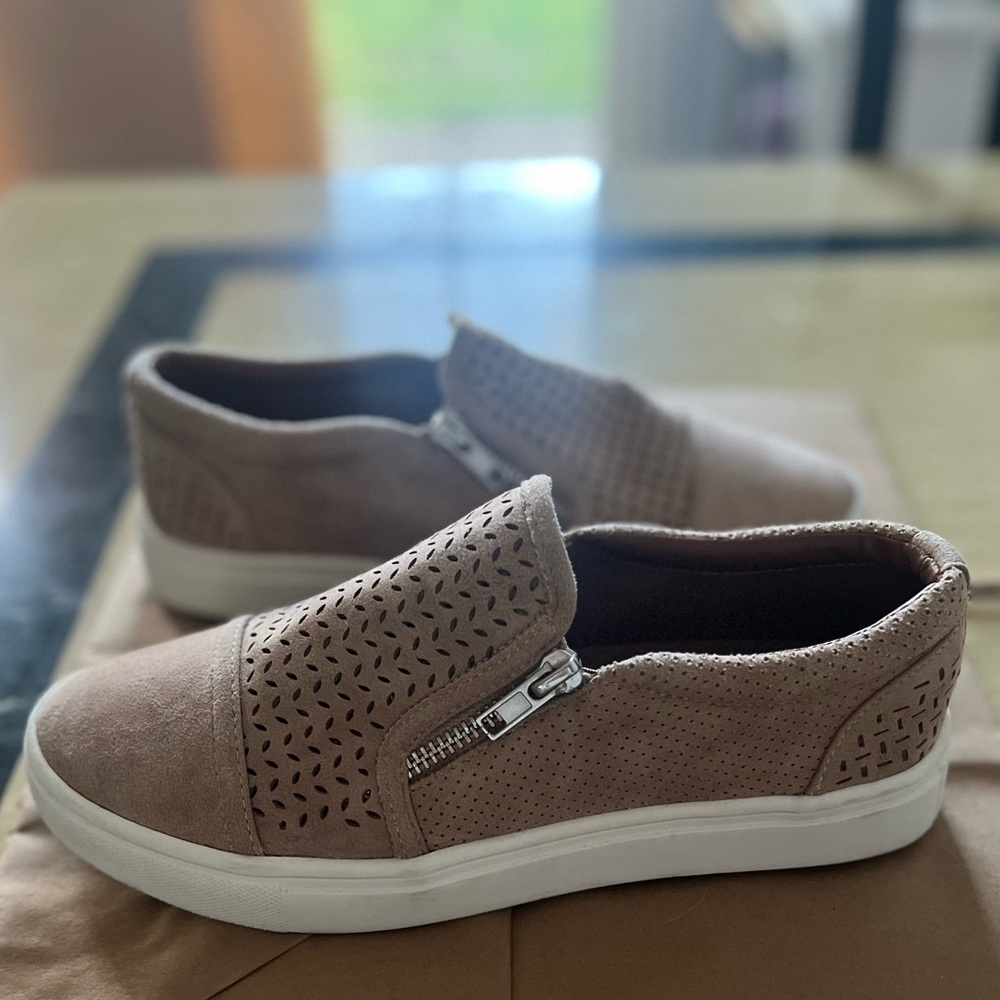 Report Footwear slip on sneakers, size 7